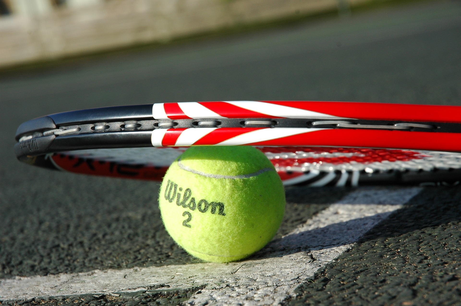 tennis-racket-2259356_1920