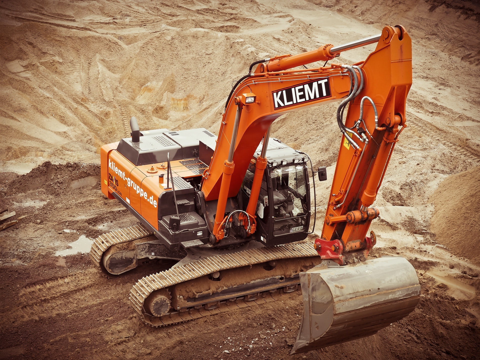 excavators-construction-site-build-162515